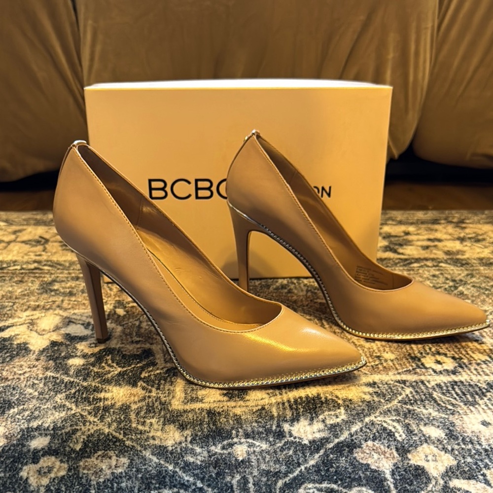 BCBGMAXAZRIA ‘Harleigh’ Tan Pumps with silver chain detail size 7.5
